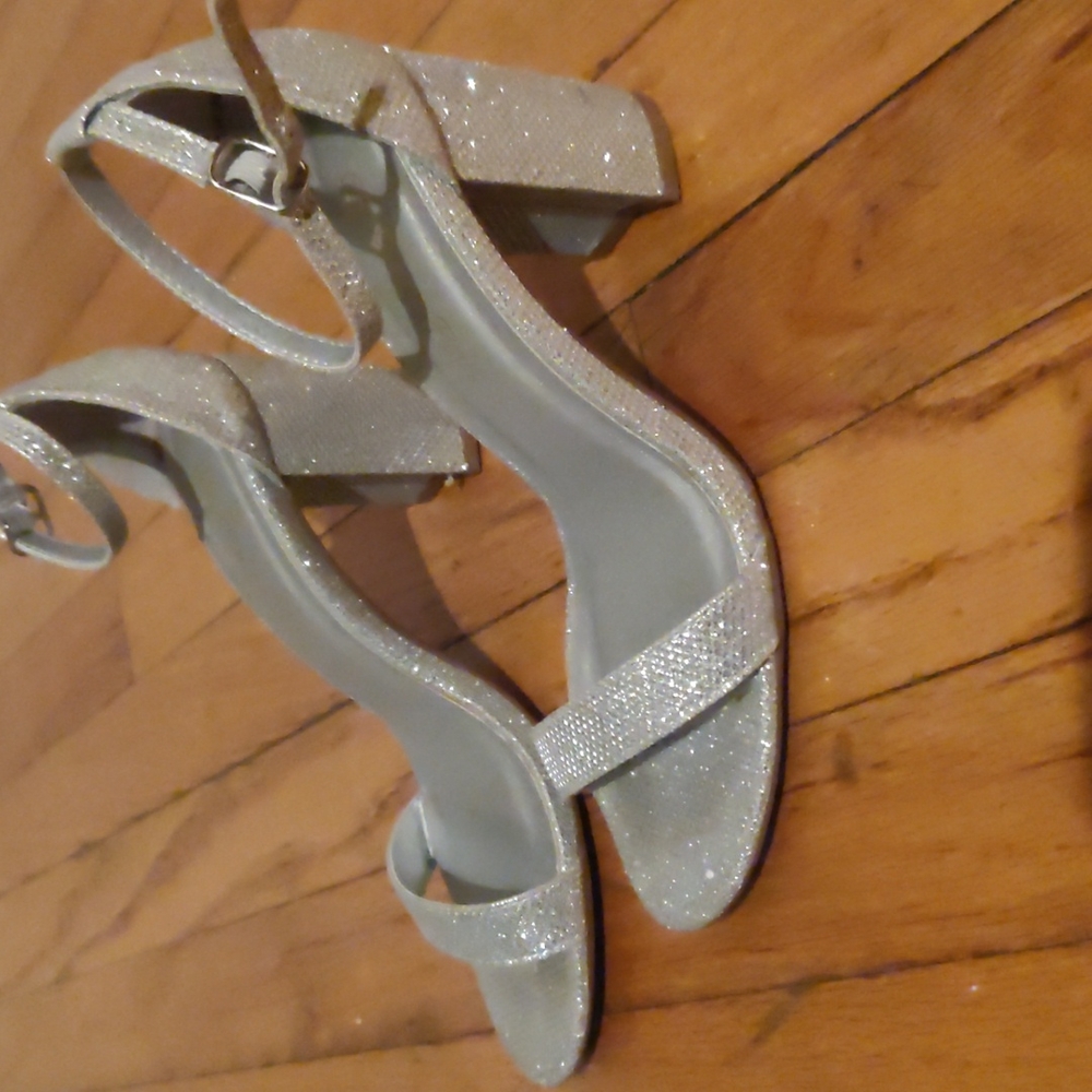 Women's shoes size 5 1/2, with a 3 inch heel.